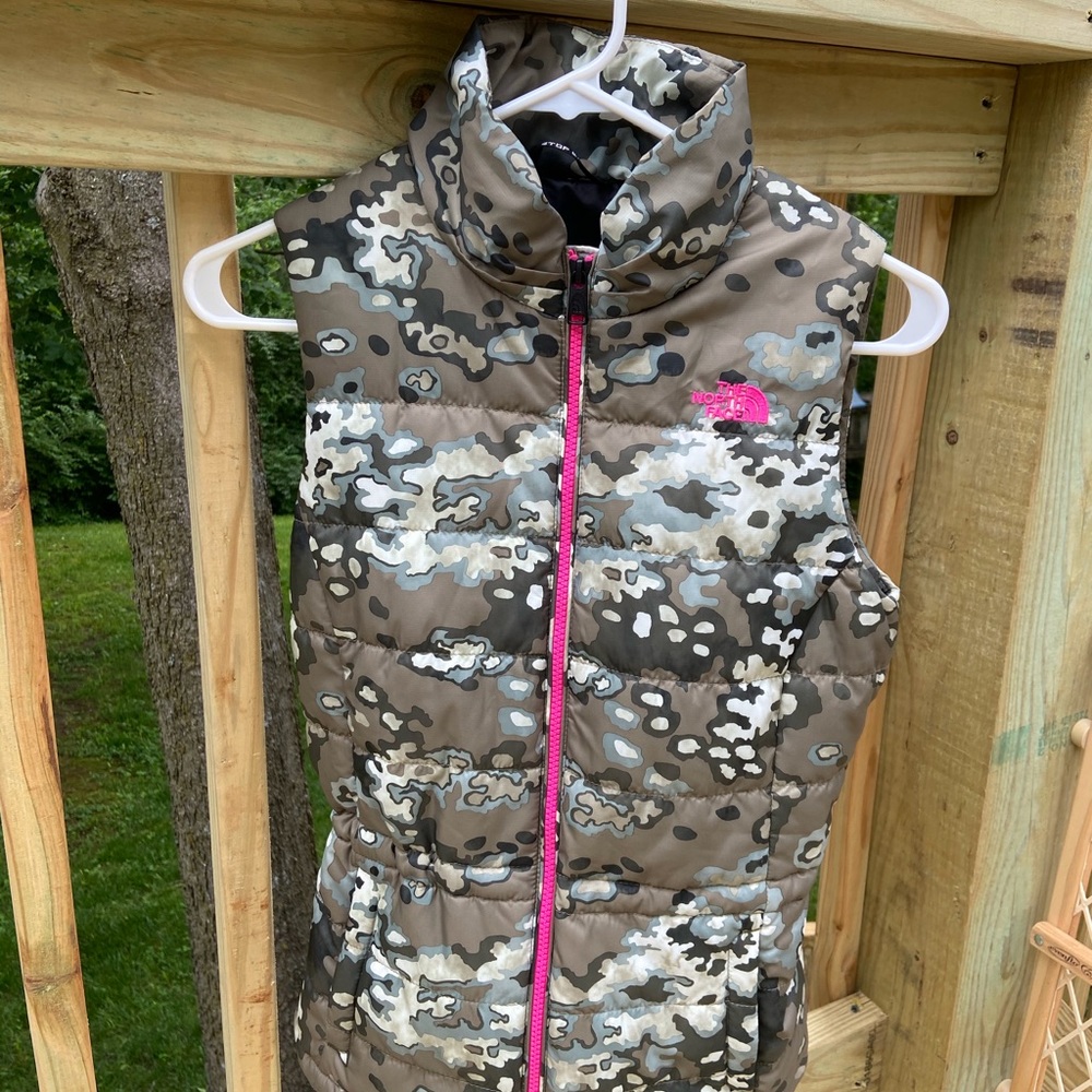 Vest. Women’s size small. Camo and hot pink.